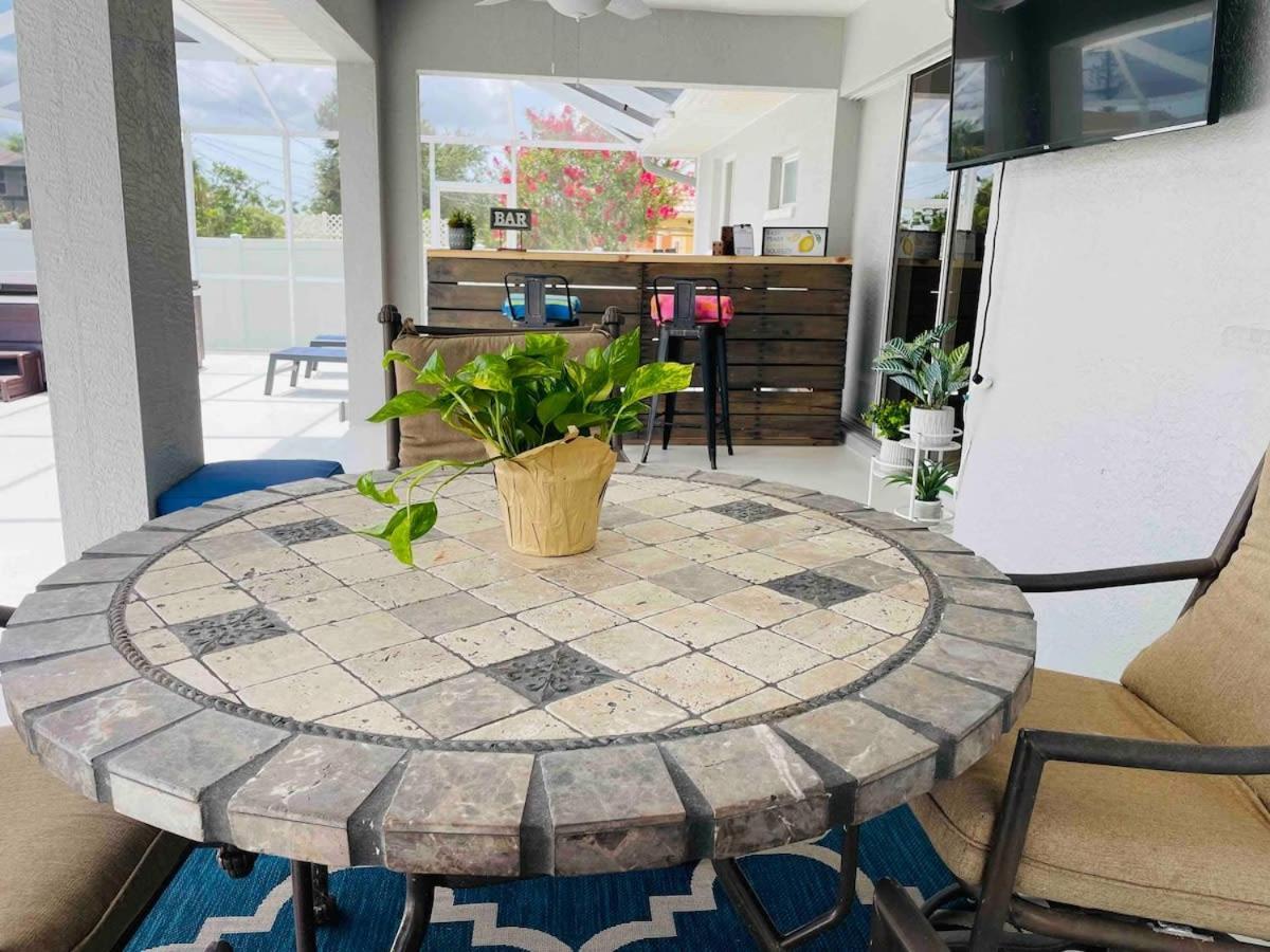 Endless Summer Retreat Jacuzzi 3Kingbed Airhockey Cape Coral Zewnętrze zdjęcie